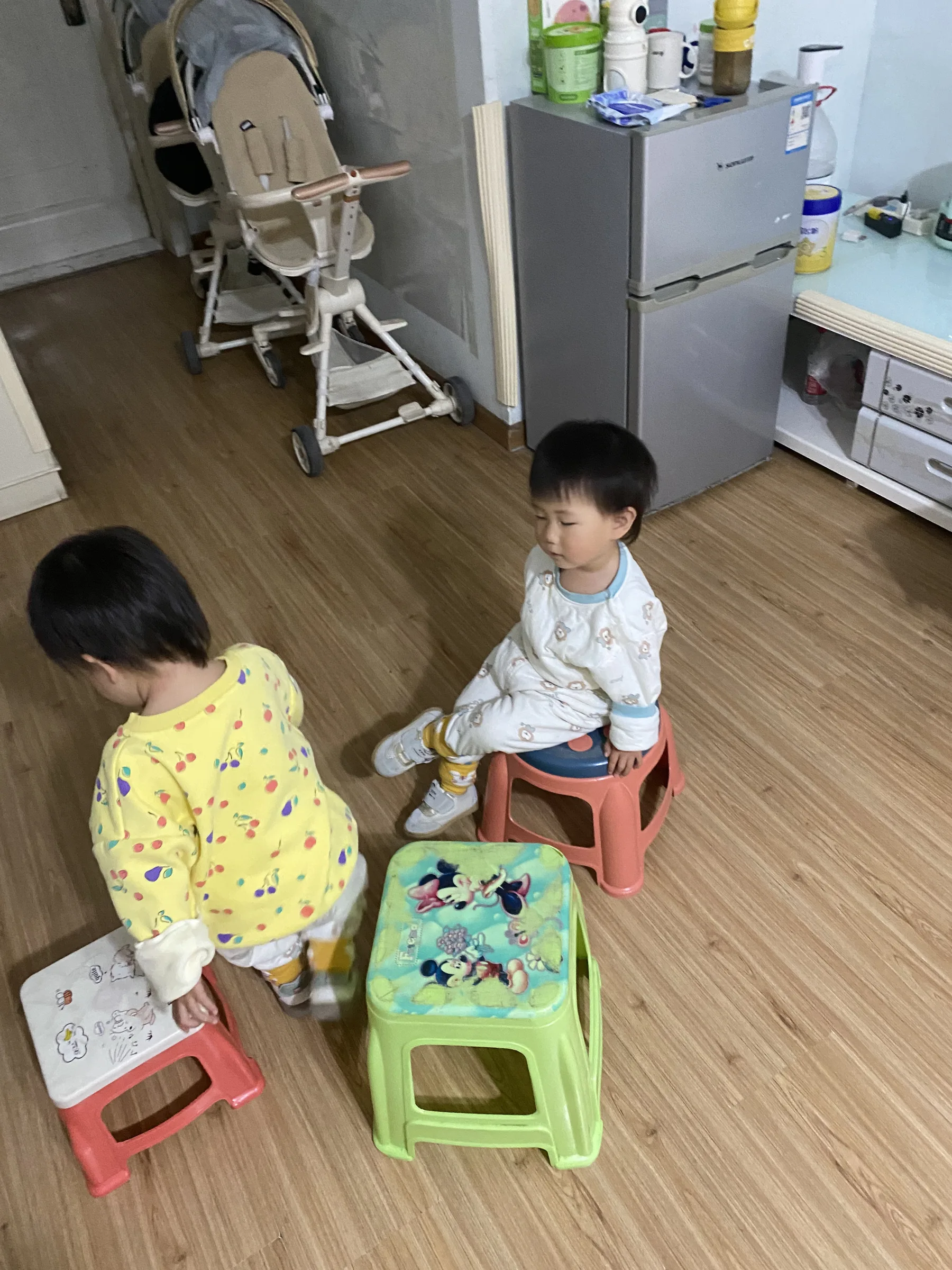 妹妹跷二郎腿