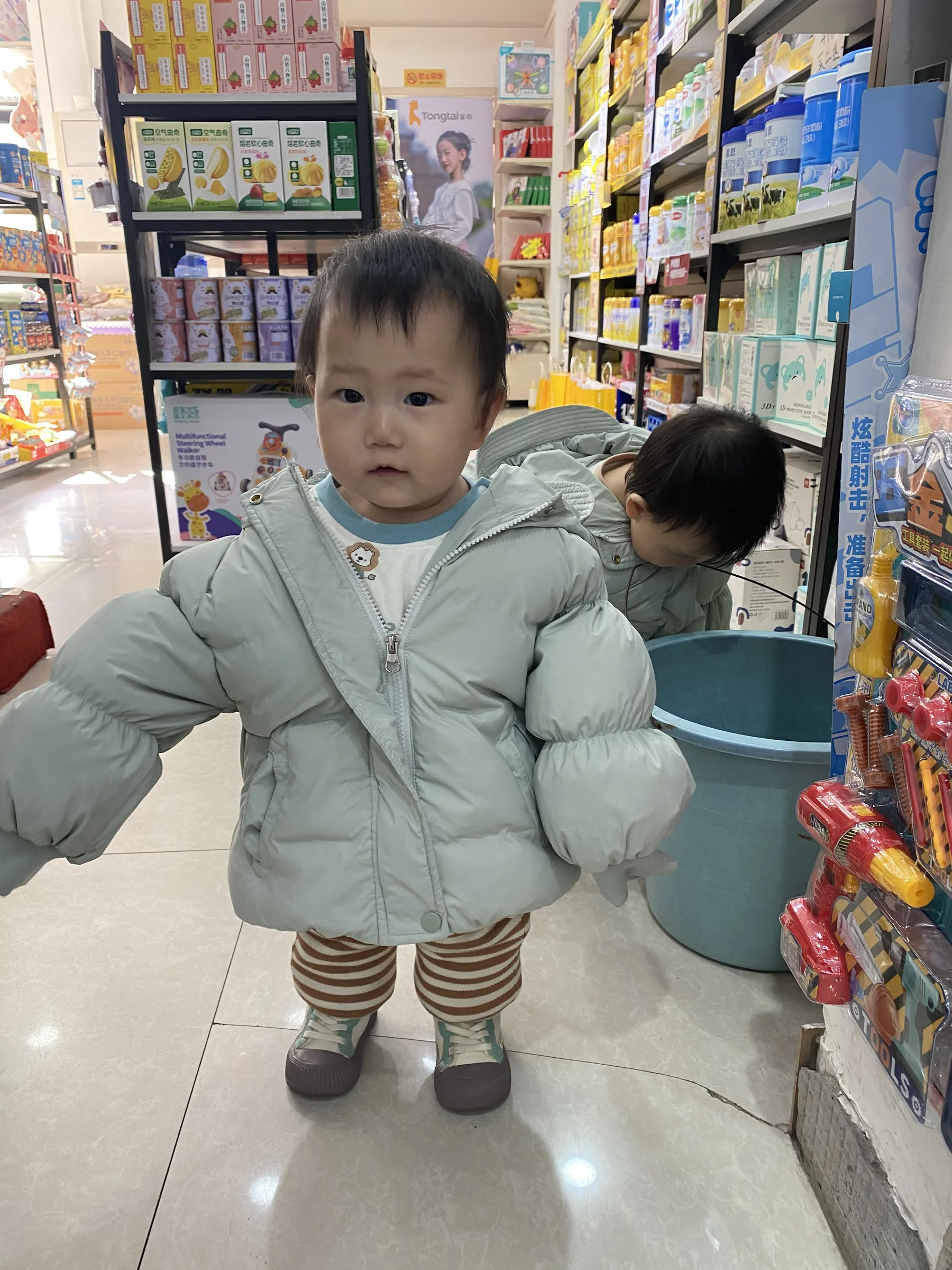 妹妹：姐姐在看桶