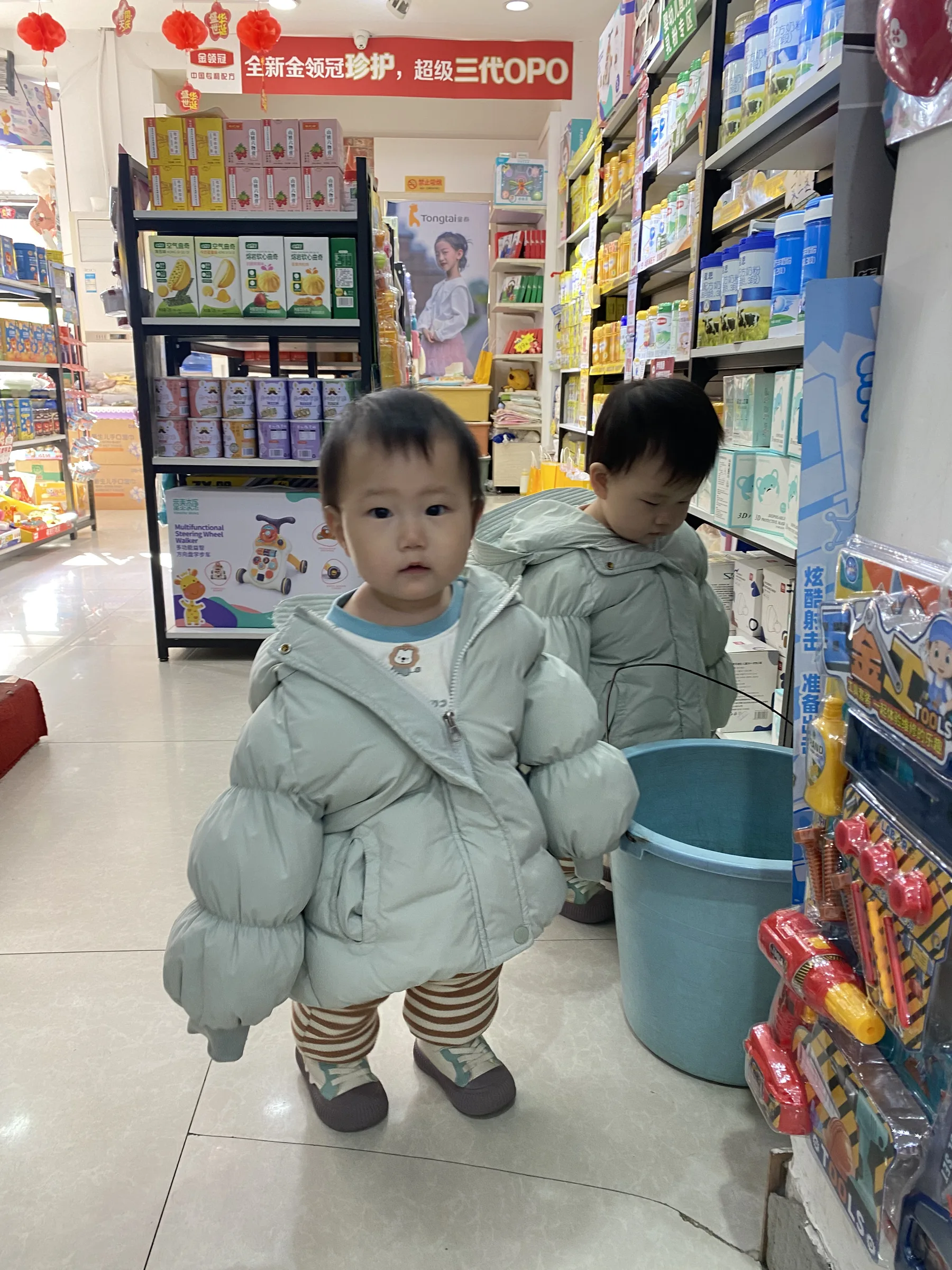 妹妹：姐姐还在看桶