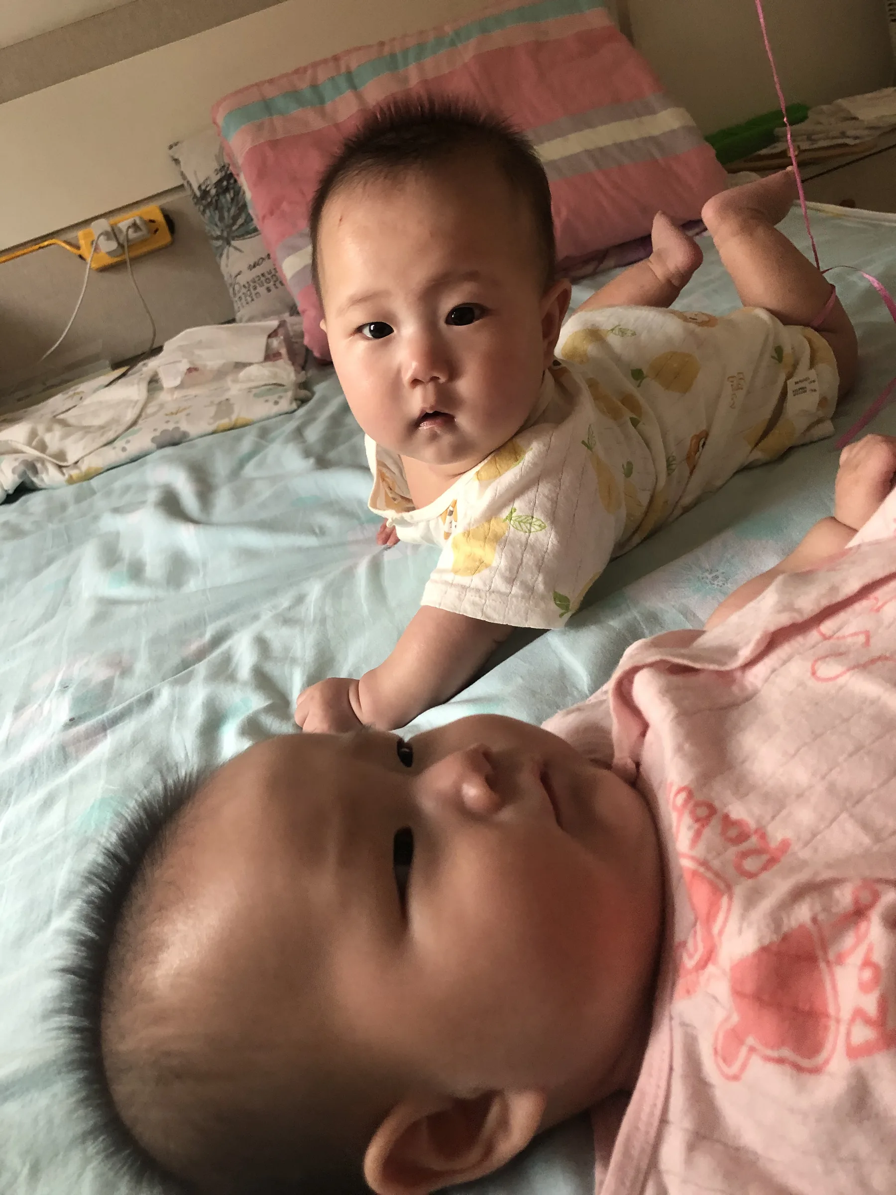 姐姐累了歇会儿，妹妹继续练抬头