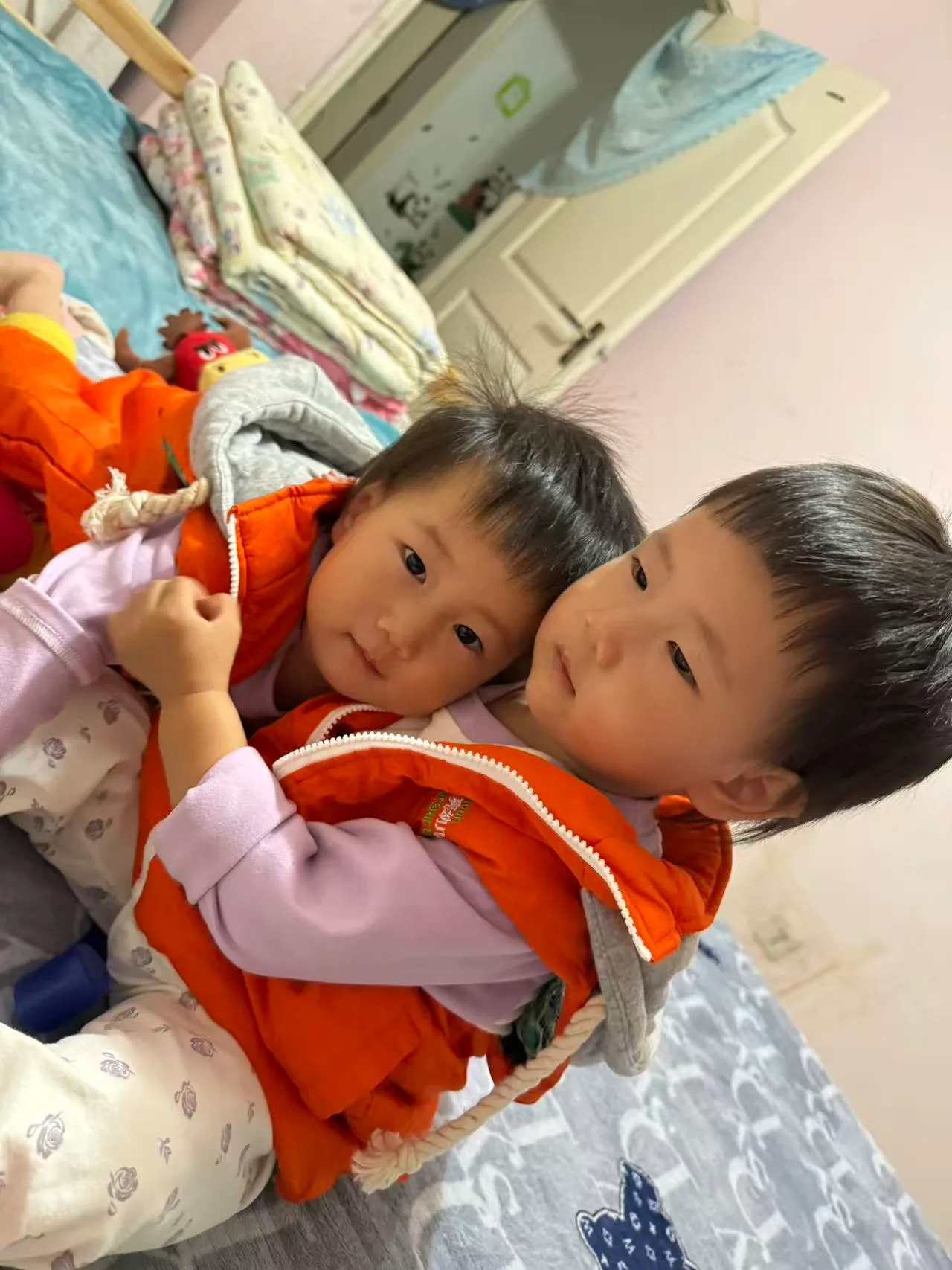 姐姐抱抱妹妹